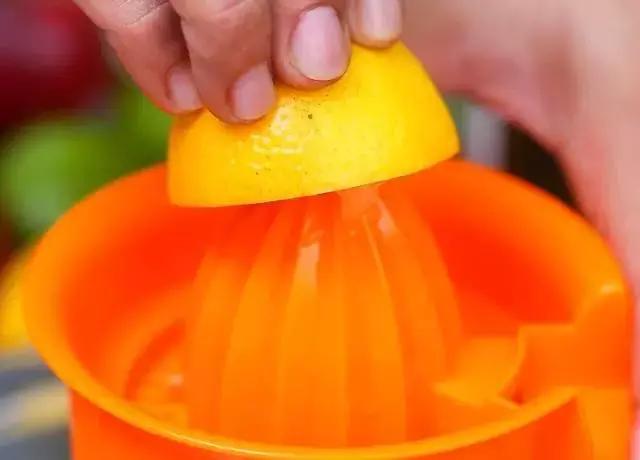 清理衣服上陈旧的油渍污渍小妙招,衣服汗渍污渍去除的最佳方法