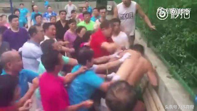 那些年被人强占的球场，看完之后寒了所有球迷的心！