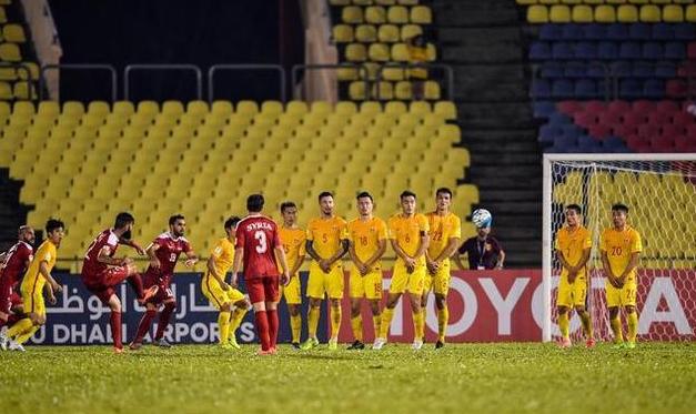 中国男足人墙躲球,里皮带领下的男足