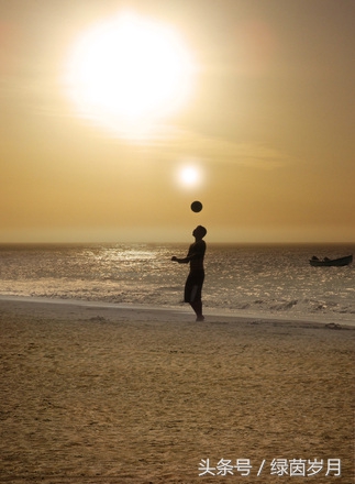 如何踢球踢得更好,怎样踢球可以把球踢飞起来