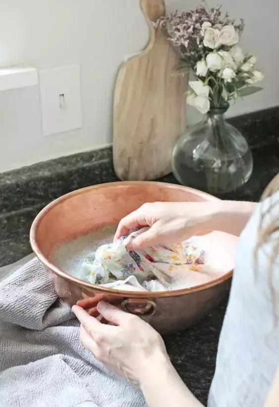 清理衣服上陈旧的油渍污渍小妙招,衣服汗渍污渍去除的最佳方法