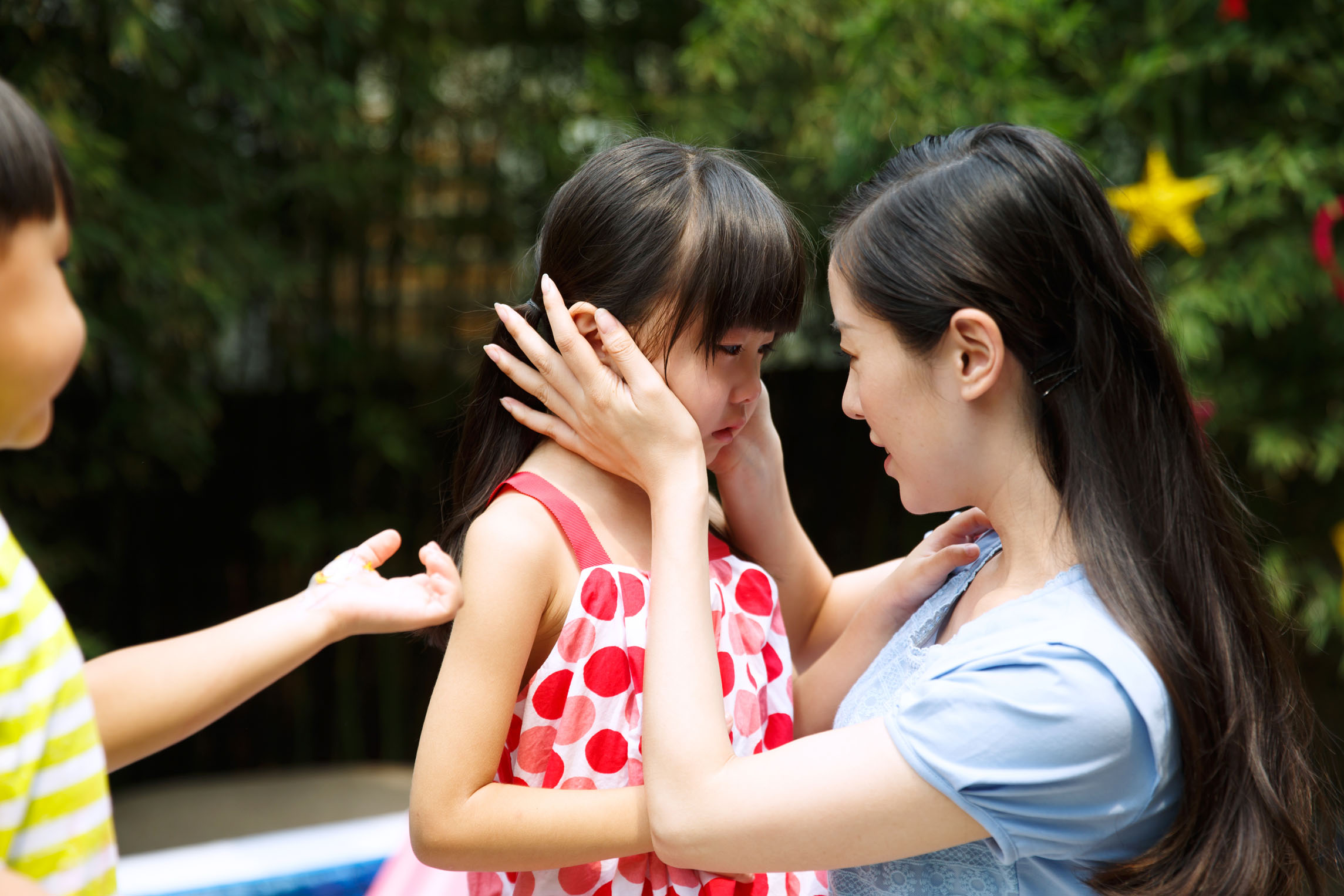 孩子在幼儿园里被老师冷落孤立,感觉孩子在幼儿园受老师冷落