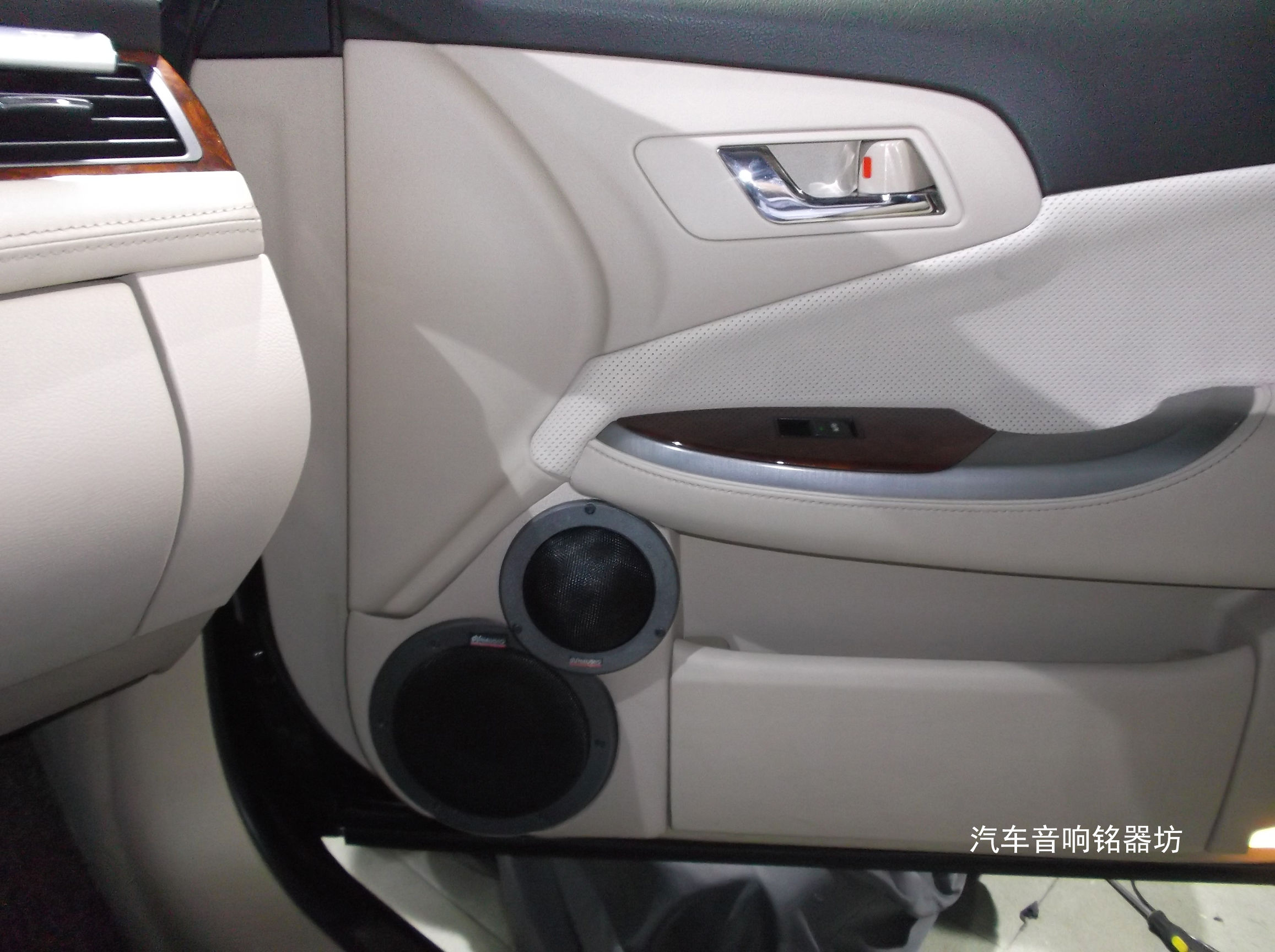 丰田皇冠升级丹拿342三分频喇叭与丹拿A6004汽车功放!宝安非常城市