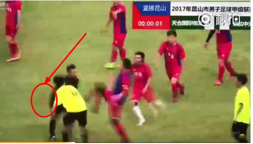 终身禁赛裁判,各国联赛足球场上暴打裁判遭禁赛