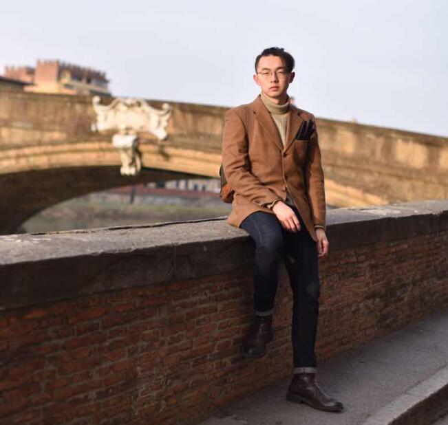 看看月薪4000同事包里都有啥,月薪五千背一万多的包什么心理