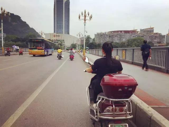 柳州,一座经常被电驴超车的城市!看完一把辛酸泪