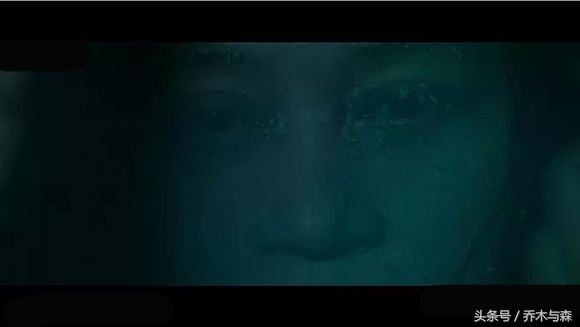 冰封的汉江慢慢融化，冰面之下的无头女尸浮出水面，连环杀人凶手