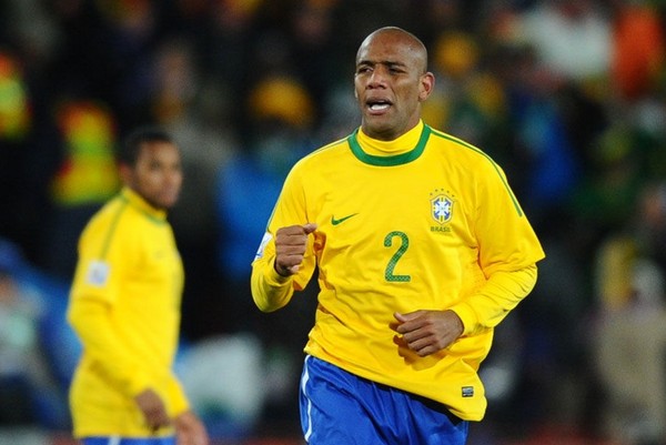 足球场上最关键最不可替代的位置,现代足球什么位置最吃香