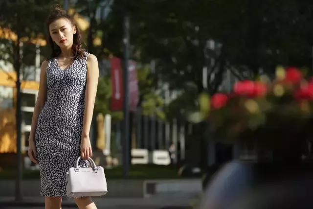 买奢侈品犒劳自己,年中大促买一送一服装