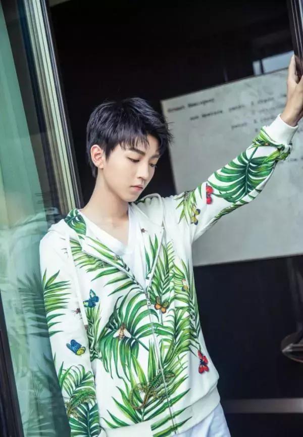 王俊凯几岁登上的米兰时装周,王俊凯t台首秀