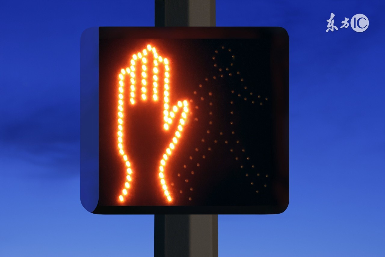 换牙期乳牙滞留门牙长歪怎么矫正,七岁儿童换牙期牙齿缝隙大怎么办