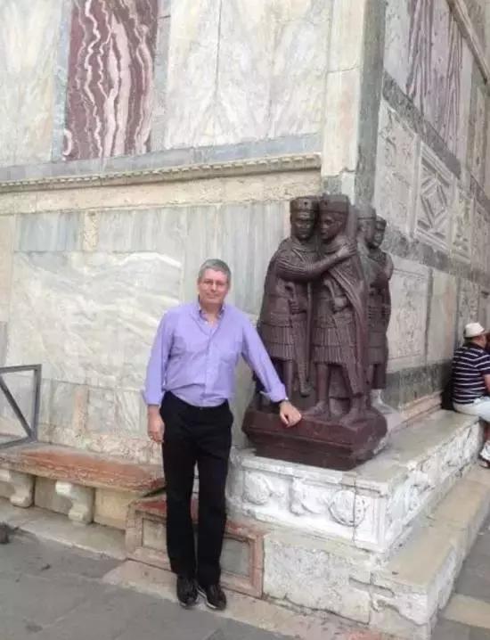 *子骗**横行实在可恶，这个意大利人假装自己是欧洲贵族王子，很多名人中招，最后因吃霸王餐被查出来了