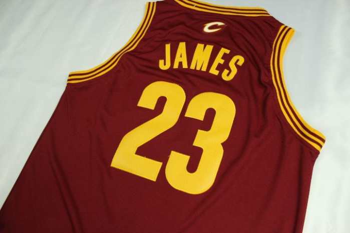 没几把刷子，就穿个23号出来秀，野球规则告诉你：饭可以乱吃，球衣不能乱穿