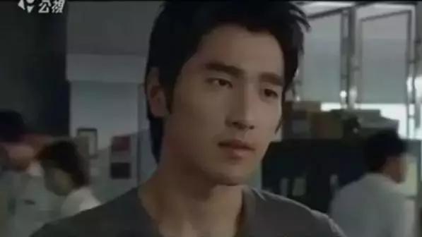 从面瘫视帝到哭戏之王，曾被骂丑八怪的他，不但演技了得，还娶了国民女神！