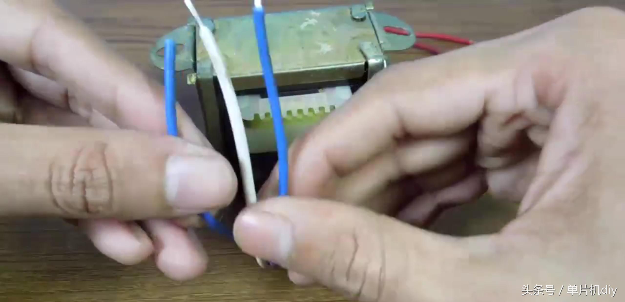 几个电子元件自制220v转12v电源,自制简单的12v充电器充满电就转灯