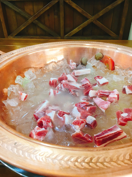 冰煮羊涮羊肉,涮羊肉在锅中翻腾的样子