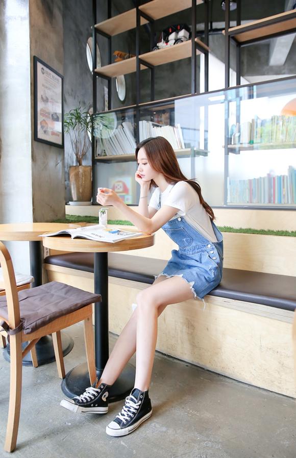 孙允珠灰色牛仔包臀裙搭配,孙允珠橙色露背绑带裙