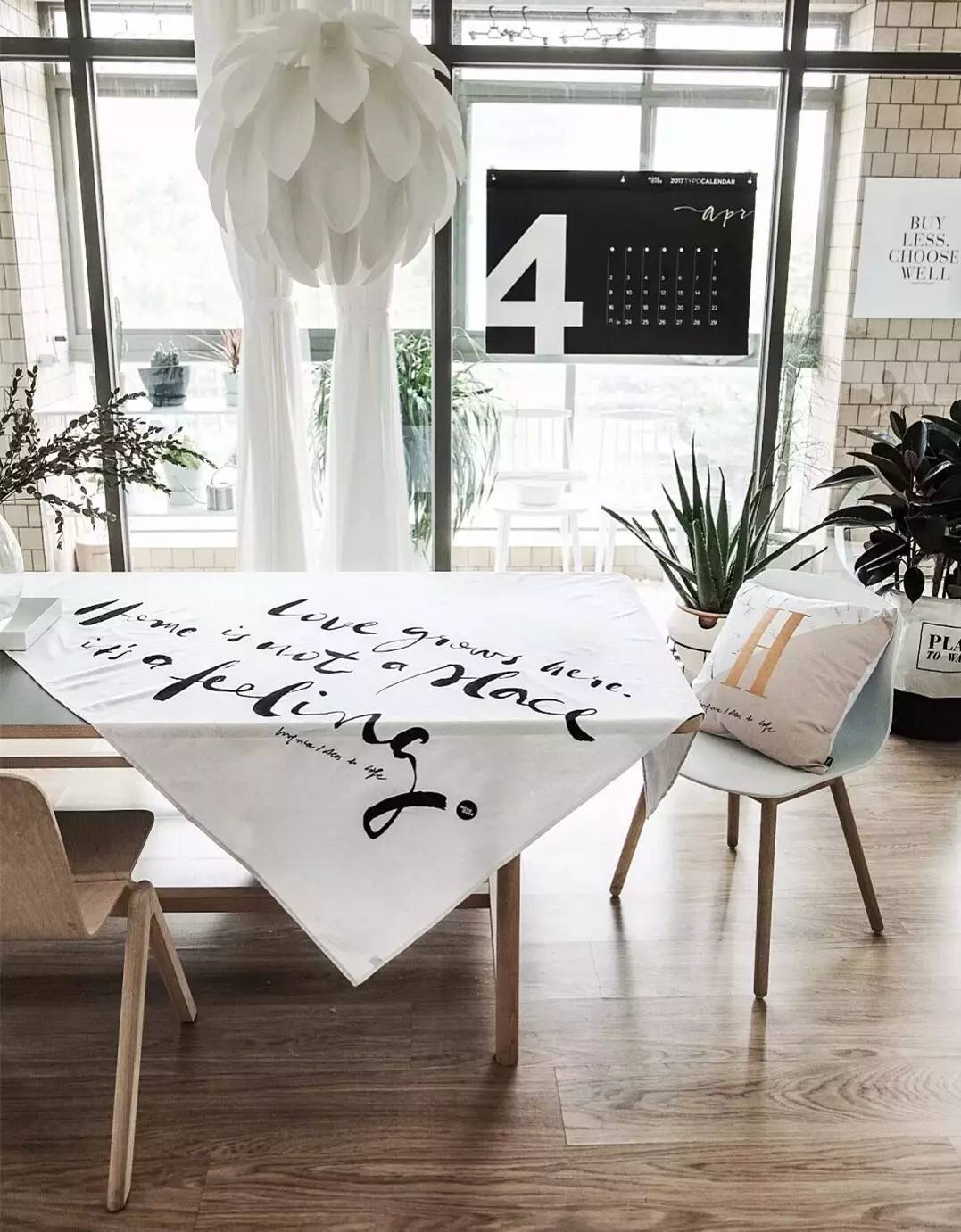 餐桌上盖一条布实用吗,为什么餐桌上要铺一块布