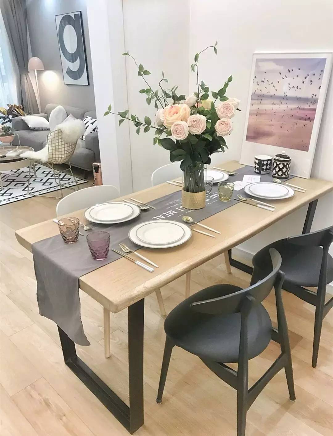 餐桌上盖一条布实用吗,为什么餐桌上要铺一块布