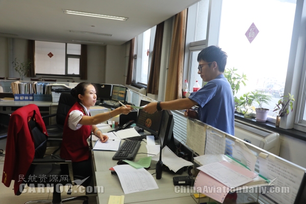 要提前多久到机场办理乘机手续,提前四十五分钟停止登机