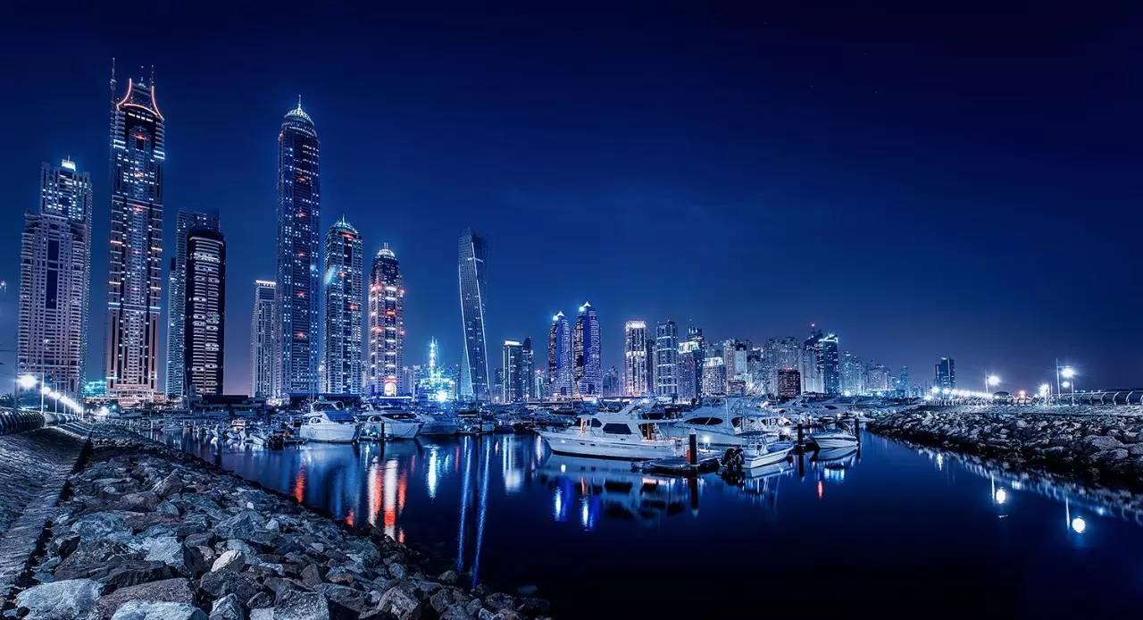 从基础教程到题材选取再到实用技巧，手把手教你玩转夜景拍摄！