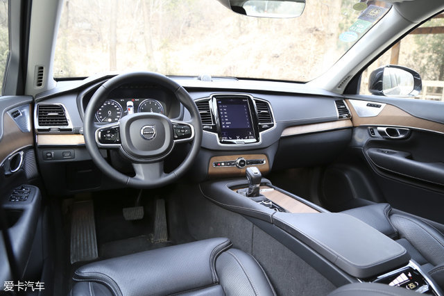 大众途锐对比沃尔沃xc90,大众途锐越野测试xc90