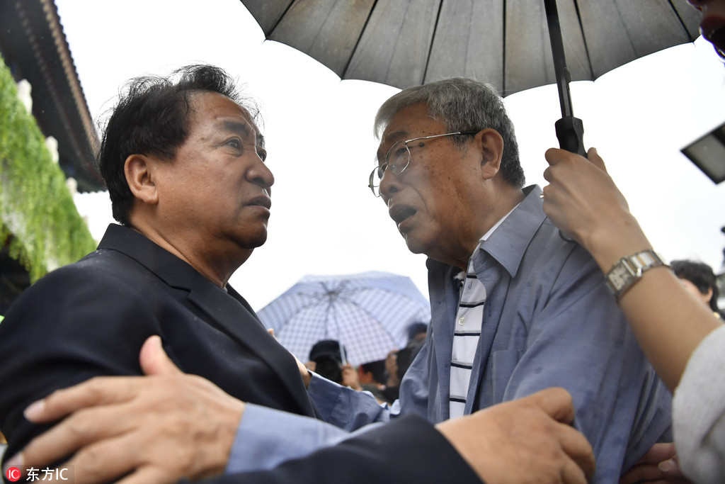 众名家雨中送别唐杰忠，姜昆痛哭：一定把相声说好，让老艺术家放心