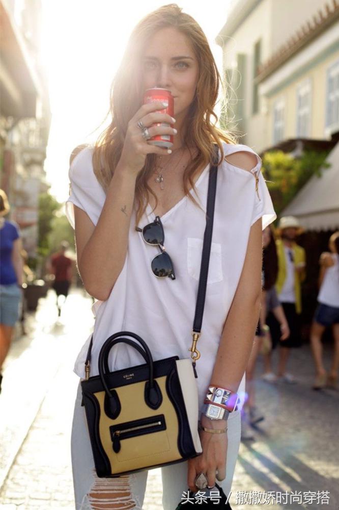 你说Celine“笑脸包”out了？绝对的No！