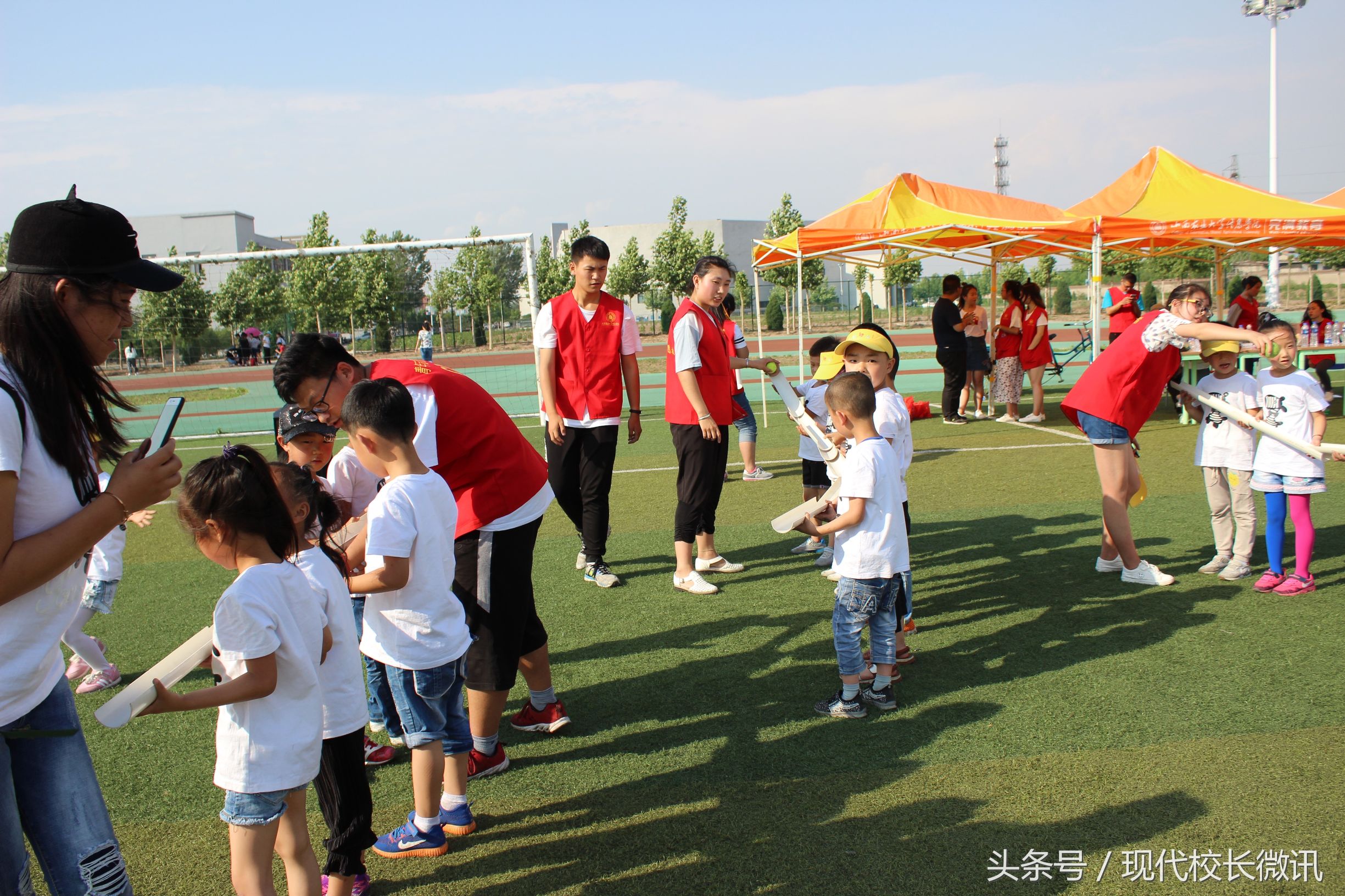 大手牵小手幼儿园户外游戏,大手牵小手手指游戏完整版幼儿园