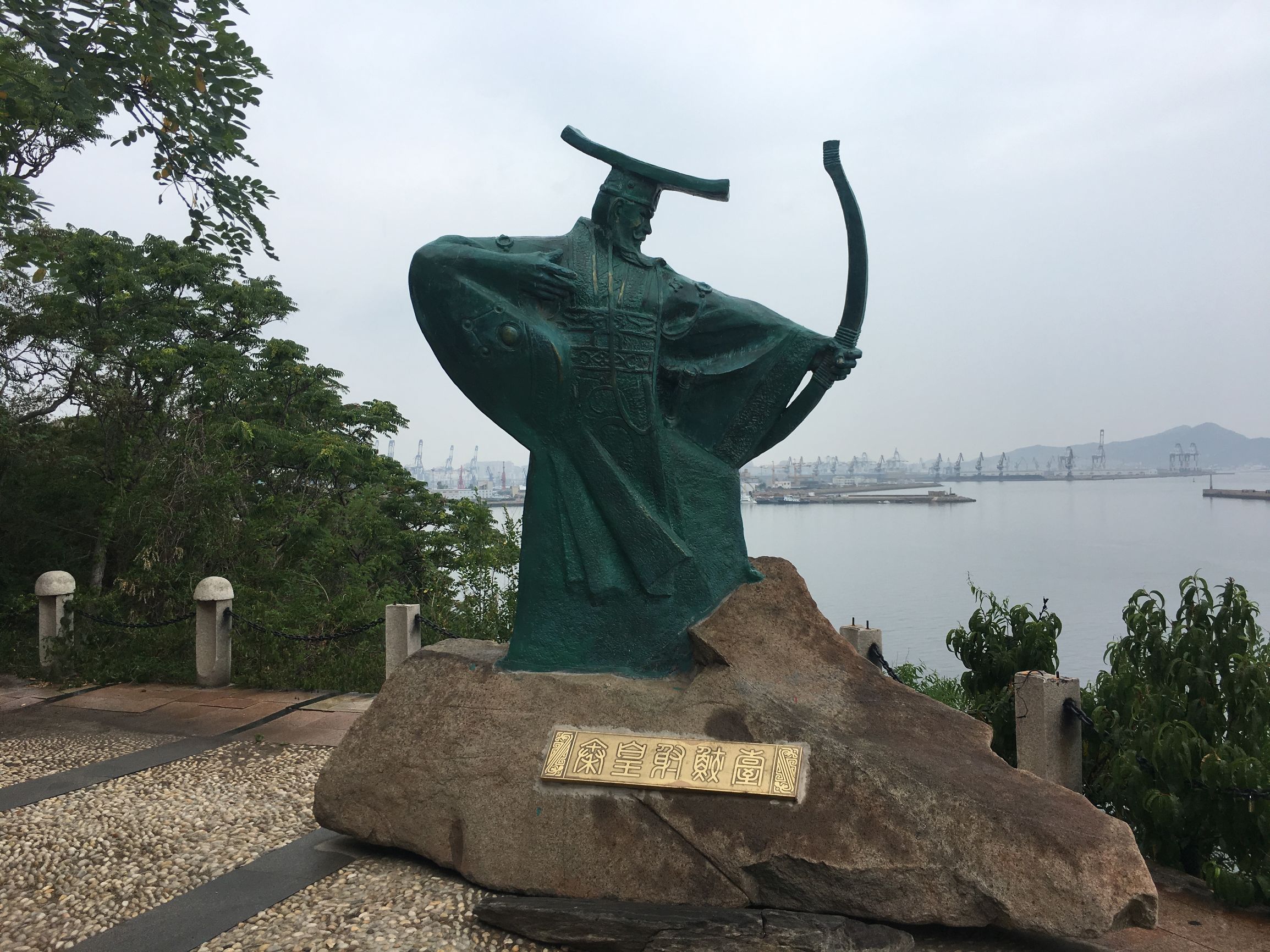 徒步旅行第75天，雨中漫步烟台山，滨海路，宿山东莱山烟台大学