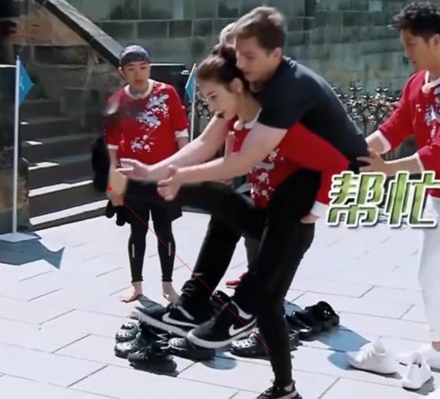 鹿晗热巴互相公主抱视频,热巴与鹿晗温馨逗小孩