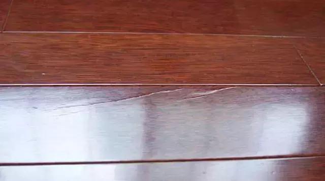 地板大面积拱起补救的办法,地板接缝凸起和裂缝怎么处理