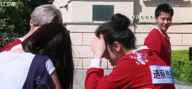 鹿晗与热巴逗小孩，偷偷穿情侣袜，暖暖都是对方