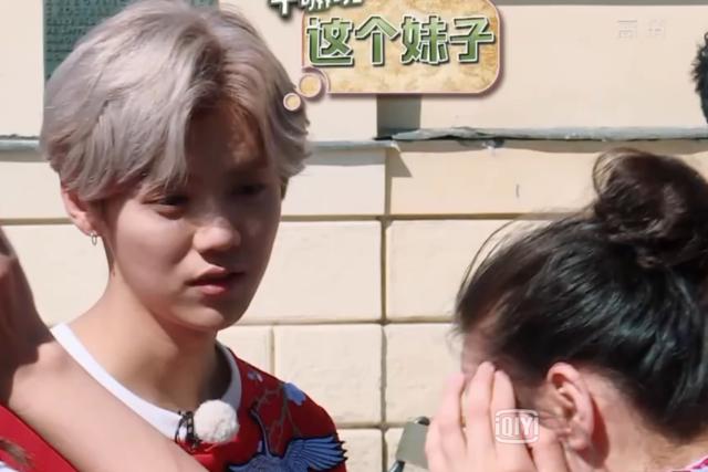 鹿晗与热巴逗小孩，偷偷穿情侣袜，暖暖都是对方