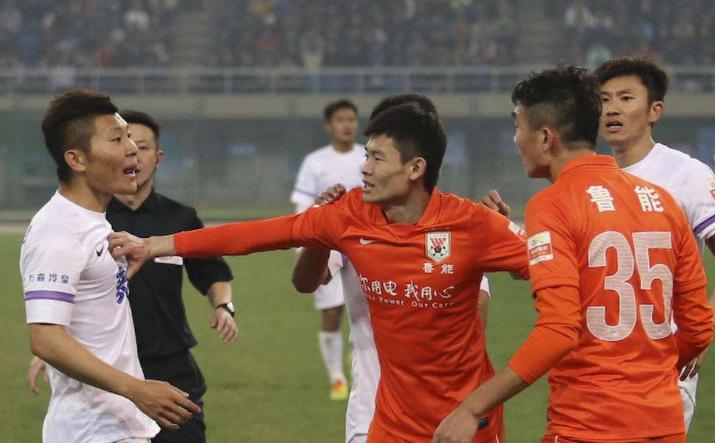 中超裁判粗口骂傻戴琳出口成脏：你XX能不能好好说话