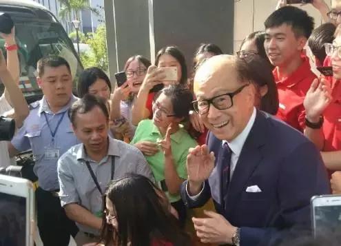 诚哥今天到汕大啦!“小超人”李泽楷也来啦!