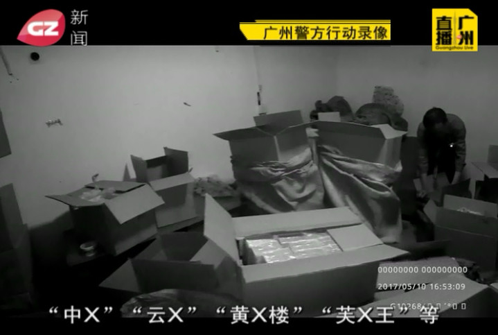 不法烟贩贩卖假烟的过程,卖假烟被当场识破