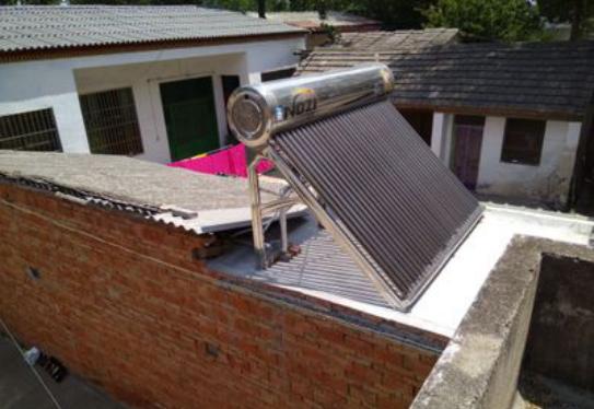 天热傻邻居用棉被包着太阳能热水器，本来我笑他，爆管时我后悔了