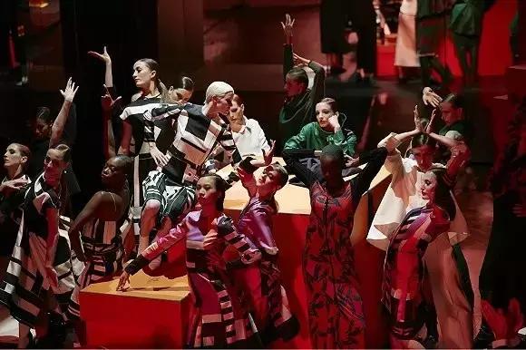 katemoss代言的女装,katemoss只穿面纱