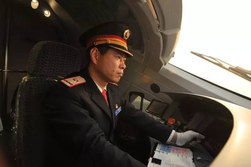 6本驾照见证“中国速度”—济南铁路局动车司机薛军和他的“火车人生”