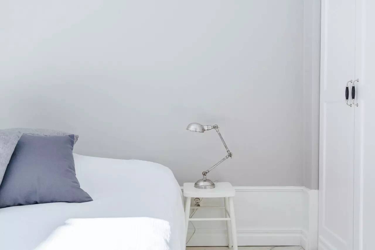 一家三口住一间小房布置,一家三口住三房一厅怎么布置房间