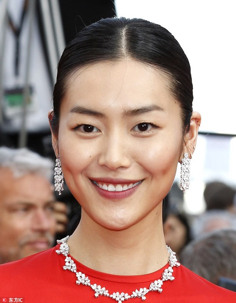 底妆零毛孔不是梦，刘雯教你万能气垫*法大**