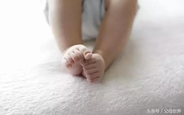 宝宝光脚丫会凉肚子吗,小孩光脚丫走路的好处和坏处
