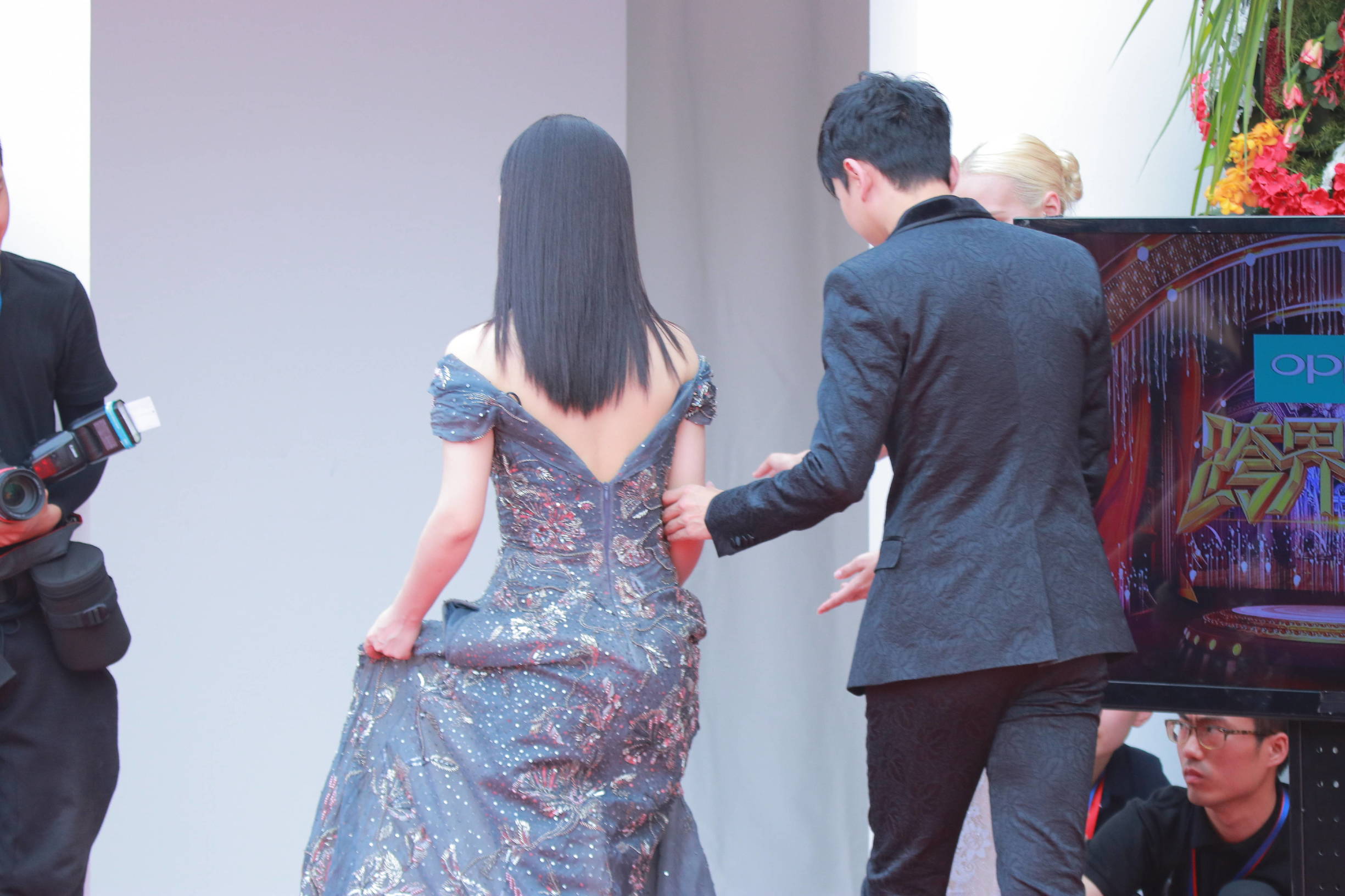 谢娜机场穿红色长裙被张杰夸赞,谢娜礼服三步一踩