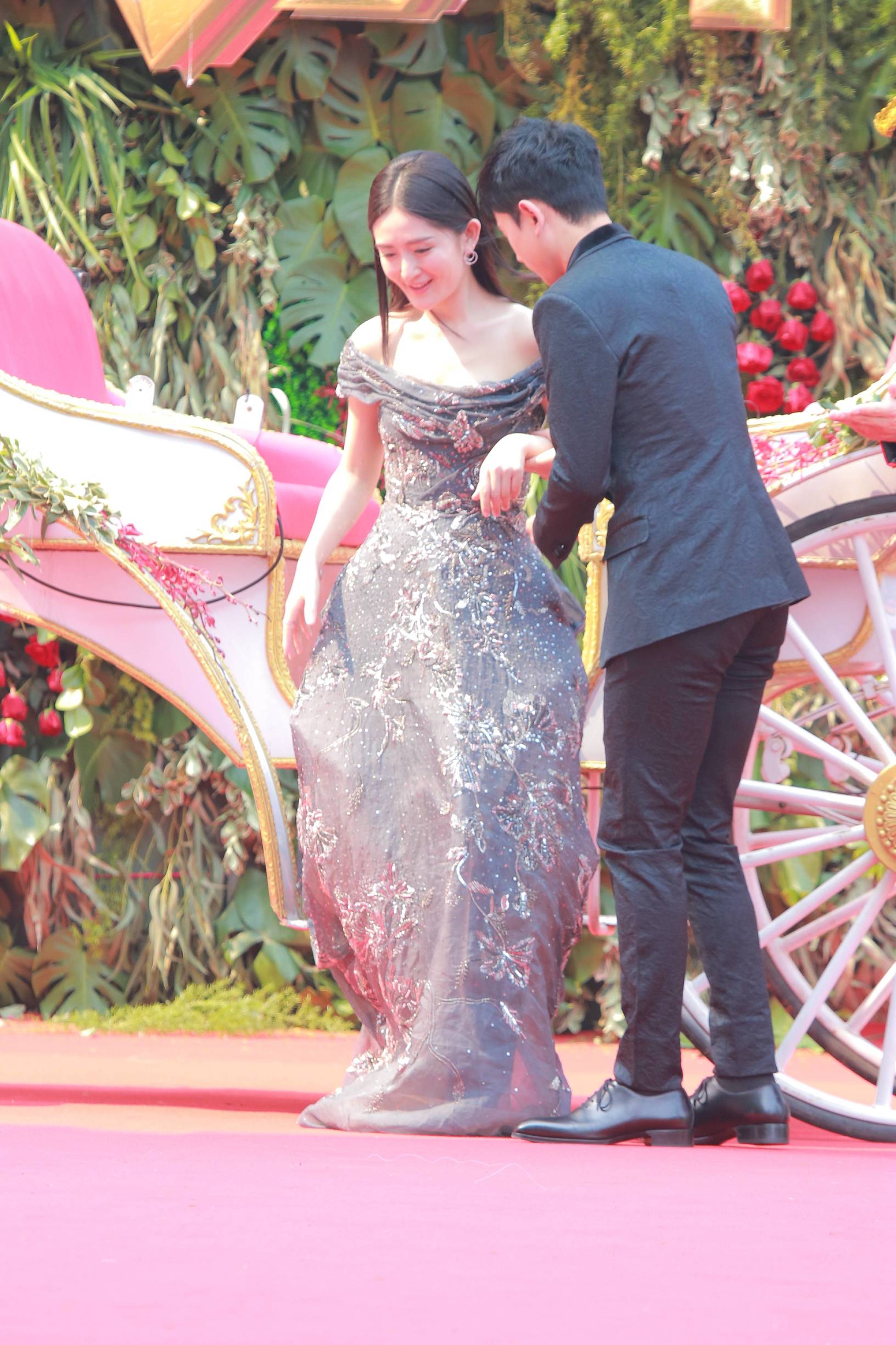 谢娜机场穿红色长裙被张杰夸赞,谢娜礼服三步一踩