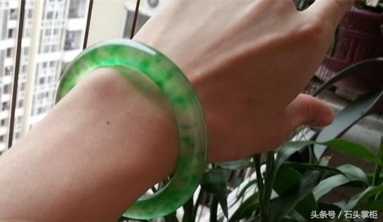 如何拿手镯不会摔,怎样拿手镯不疼