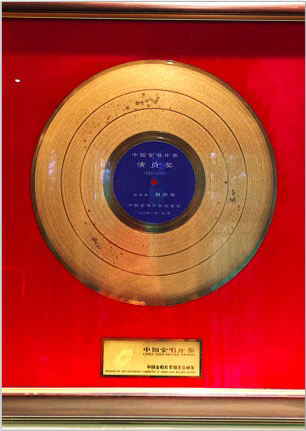 晒港剧晒港茶晒维港晒青涩照片,看看黄晓明唐嫣baby张卫健眼中的香港