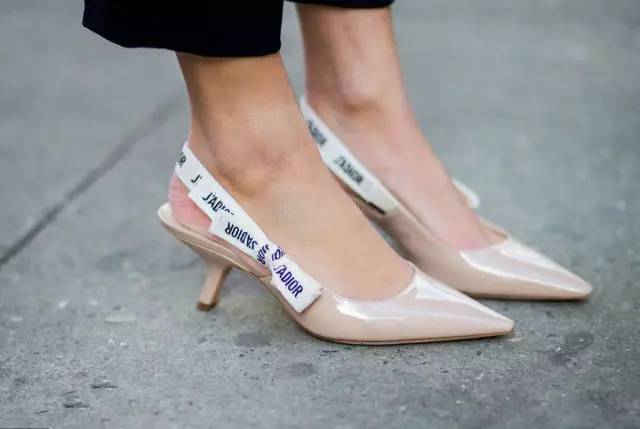 2018最火的4双鞋穿上时髦一整年,全网最火的十双鞋