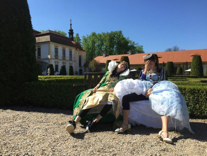 《奔跑吧》古堡收官，四美齐聚撩秋裤，baby和热巴的比较美？