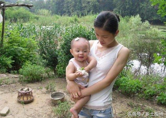 小孩身上长痱子一洗澡都红了,孩子长痱子可以用冷水洗吗